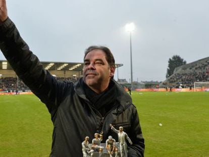 Moulin, entrenador del Angers, con el trofeo de la UNECATEF. 