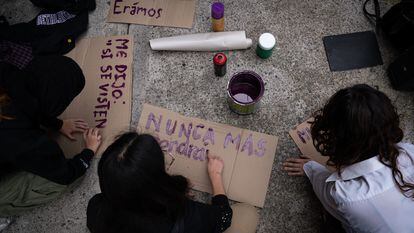 Alumnas y ex-alumnas de un colegio en Bogotá durante una denuncia pública de acoso, en marzo de 2023.