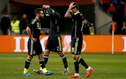 Carvajal, Albiol y Vitolo durante el partido ante Holanda.