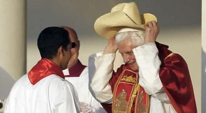 El Papa se coloca un sombre que le ha regalado un peregrino