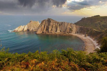 Solo se escucha el sonido del mar en esta playa de arena dorada con forma de media luna, abrazada por un alto acantilado rocoso y escondida en un entorno salvaje y abrupto. Considerada una de las más deslumbrantes de la cornisa cantábrica, el arenal del Silencio es un lugar para solitarios, sin servicios, al cual se accede por un escarpado sendero que lleva hasta la playa, bañada por aguas turquesas y llenas de vida. <br><br> <i>A 55 minutos en coche o 2 horas en autobús desde Oviedo.</i>