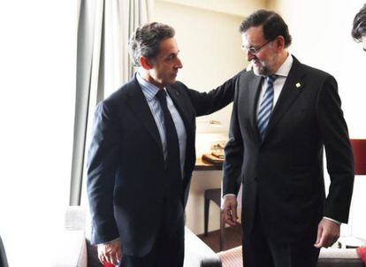 Nicolas Sarkozy saluda a Mariano Rajoy, este jueves en Bruselas.