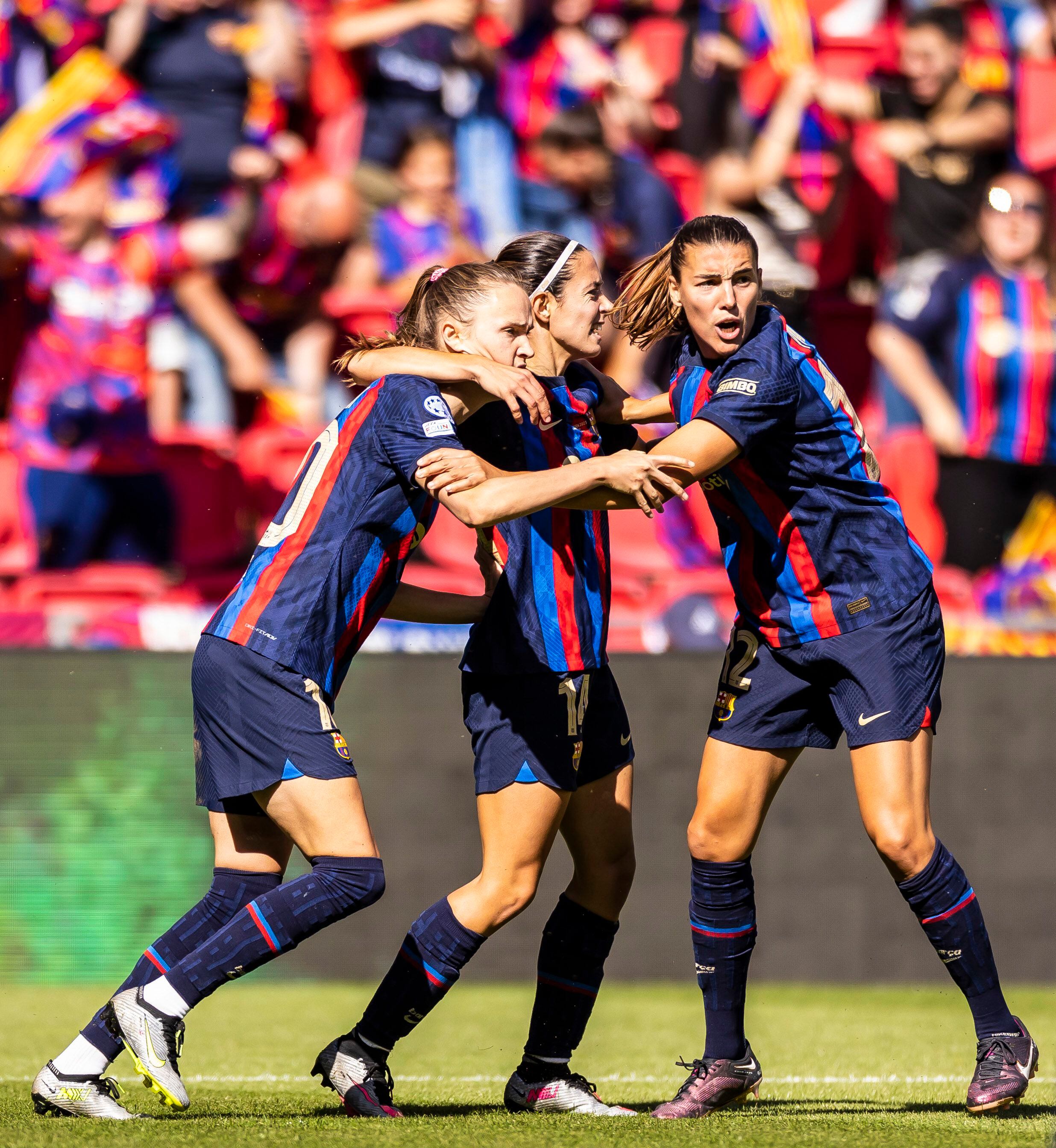 Hansen, Bonmatí y Patri Guijarro celebran uno de los goles del Barça.
