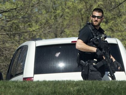 Un agent patrulla els voltants de la Casa Blanca.