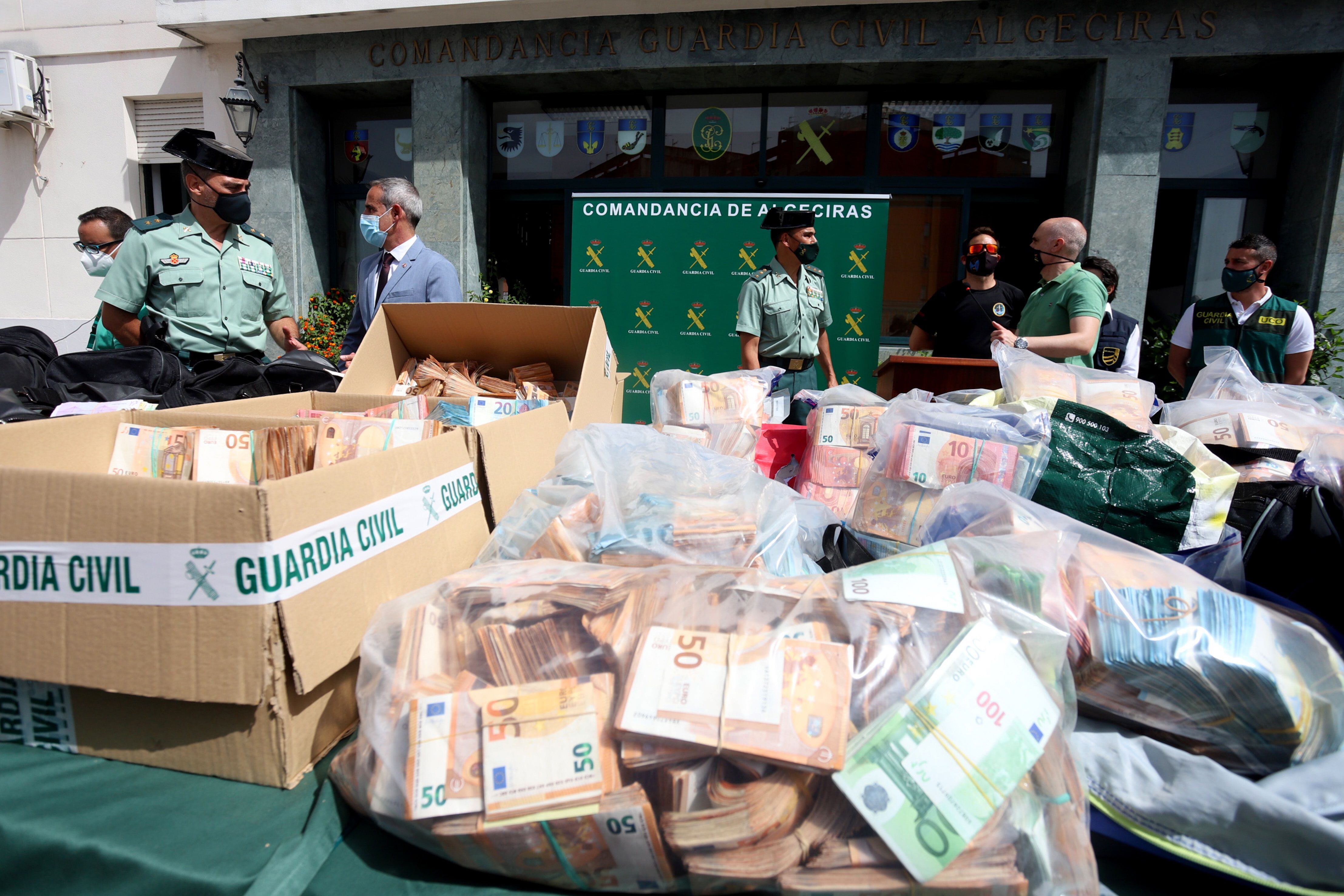 Miles de billetes incautados en la operación Jumita, en Algeciras (Cádiz).