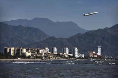 Un avión sobrevuela la ciudad costera de Puerto Vallarta (México).