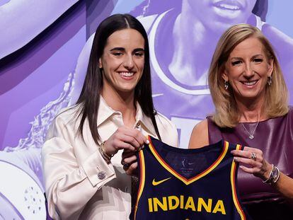 Iowa's Caitlyn Clark, left, poses for a photo with WNBA commissioner Cathy Engelbert after being selected first overall by the Indiana Fever during the first round of the WNBA basketball draft, Monday, April 15, 2024, in New York. (AP Photo/Adam Hunger)