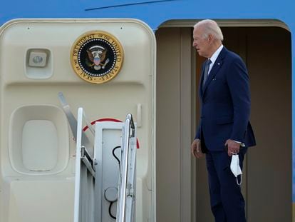 Joe Biden, embarca en el Air Force One en la base militar de Yokota, Japón.