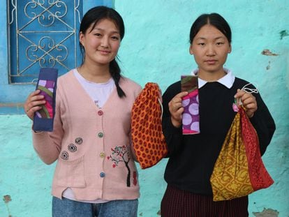 Alumnas del colegio de Lokhim (Nepal) con sus compresas reutilizables.