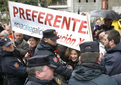 Manifestación de preferentes ante el Parlamento gallego en Santiago, en abril de 2012.