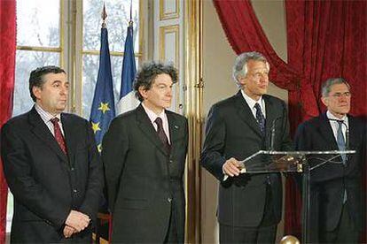 El primer ministro francés, Dominique de Villepin, anuncia la fusión de GDF y Suez en París.