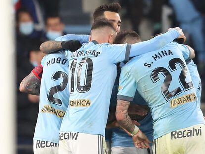 Los jugadores del Celta celebran el tercer gol al Espanyol, logrado por Denis Suárez, en el partido de Liga celebrado este viernes en el estadio Balaídos de Vigo.