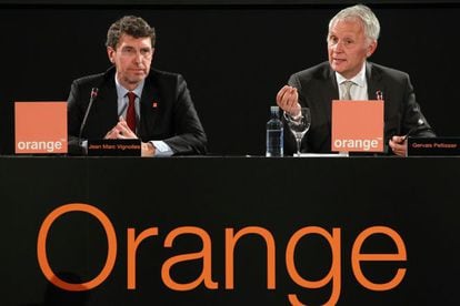 El director general adjunto del grupo Orange, Gervais Pellisier, a la derecha, y el consejero delegado de Orange España, Jean Marc Vignolles, durante la rueda de prensa que han ofrecido hoy miercoles en Madrid.