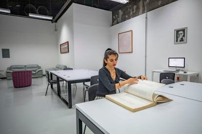 Una mujer consulta documentos en el Centro de documentación en Tlatelolco.