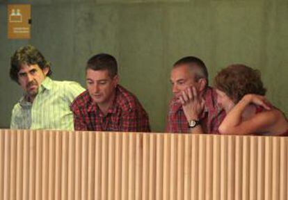 Urizar, Matute y Permach siguen el pleno de las Juntas Generales de Gipuzkoa desde la tribuna de invitados.