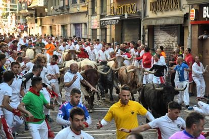 Los toros de José Escolar han protagonizado un encierro que ha durado dos minutos y 34 segundos, con solo un toro y un cabestro algo descolgado en algunos tramos. 