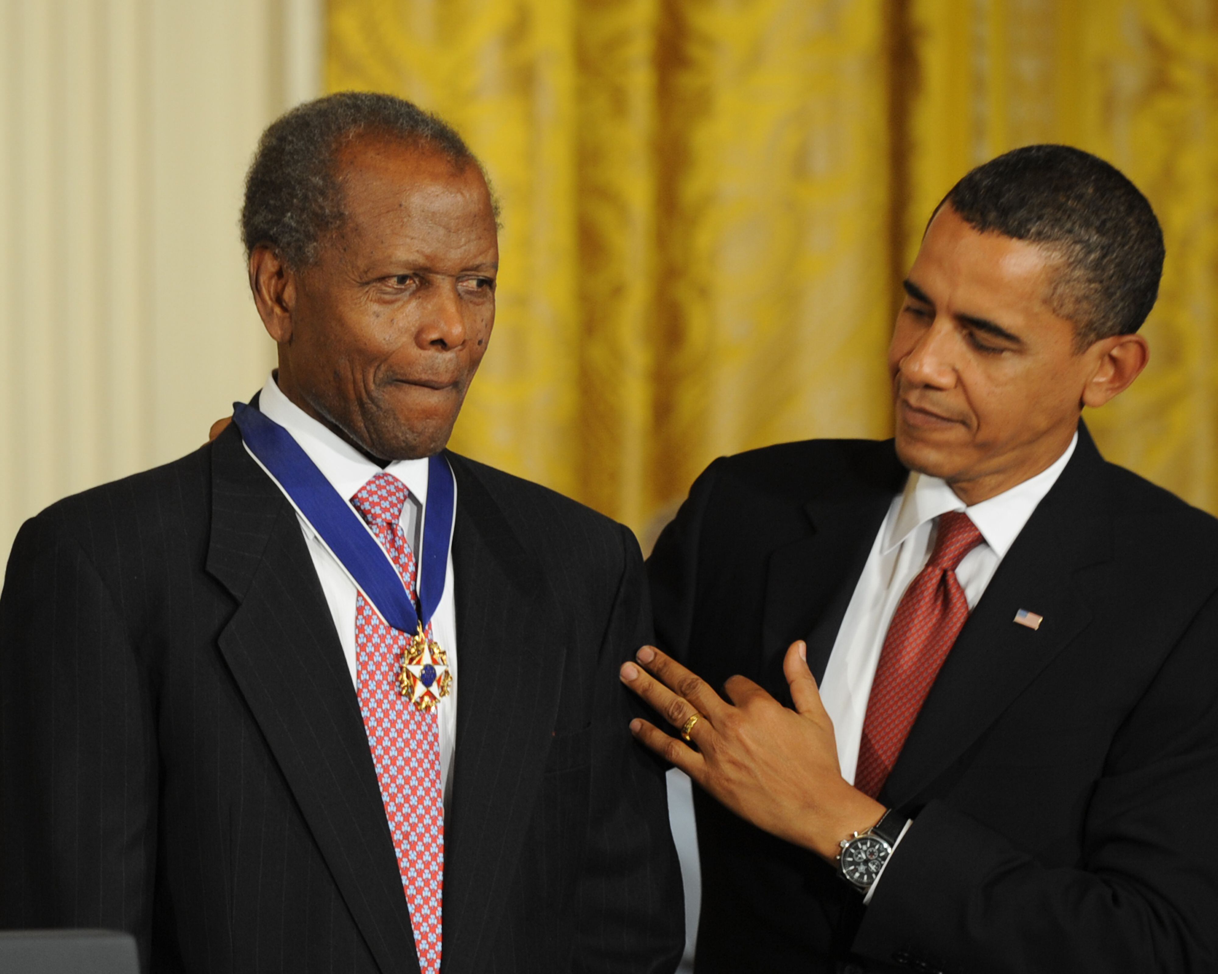 Sidney Poitier, condecorado por Barack Obama con la Medalla de la Libertad, en 2009.