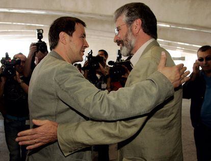 Gerry Adams (d), líder del partido político irlandés Sinn Fein, abraza al líder de Batasuna, Arnaldo Otegi, en su llegada al aeropuerto de Bilbao, para mostrar soporte en el proceso de paz, el 6 de juino de 2006.