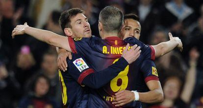 Messi celebra con Iniesta y Alexis el segundo gol.