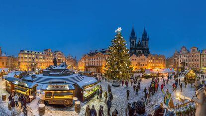 Mercado navideño en la plaza de la Ciudad Vieja de Praga.