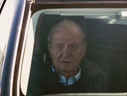 El rey emérito Juan Carlos I, a su llegada este miércoles al aeropuerto de Peinador (Vigo) procedente de Londres, en su segunda visita a España desde agosto de 2020, cuando decidió marcharse a vivir a Abu Dabi (Emiratos Árabes Unidos).