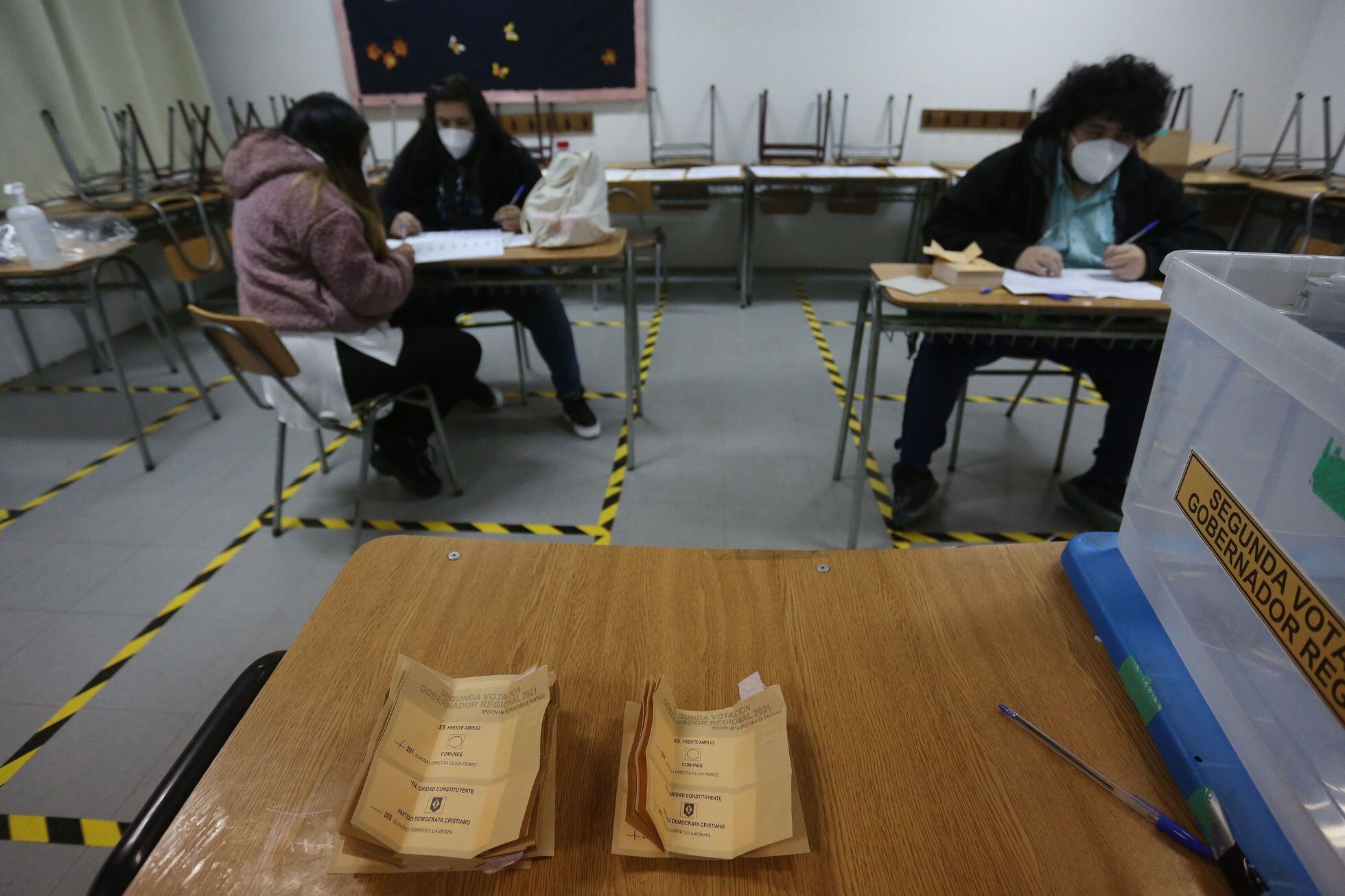 Trabajadores realizan el conteo de votos en una mesa electoral en la comuna de San Bernardo, en Santiago, el pasado 13 de junio.