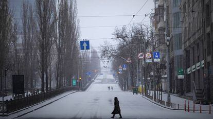 El presidente ucranio ha exigido la paralización “de inmediato” de los ataques, la expulsión de Rusia de la ONU y que ningún país adquiera recursos al régimen de Vladímir Putin. En la imagen, vista general de una calle nevada en Kiev, este martes.