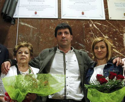 El alcalde de Errenteria, Julen Mendoza, posa junto a Juani (izquierda), viuda de José Luis Caso, y Naiara, hija de Manuel Zamarreño.