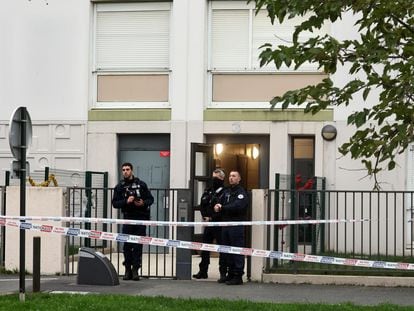 Agentes de policía en el edificio de Meaux, Francia, donde un hombre ha asesinado presuntamente a su mujer y sus cuatro hijos.