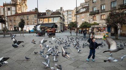 Un niño juega en una zona peatonal del centro de Pontevedra.