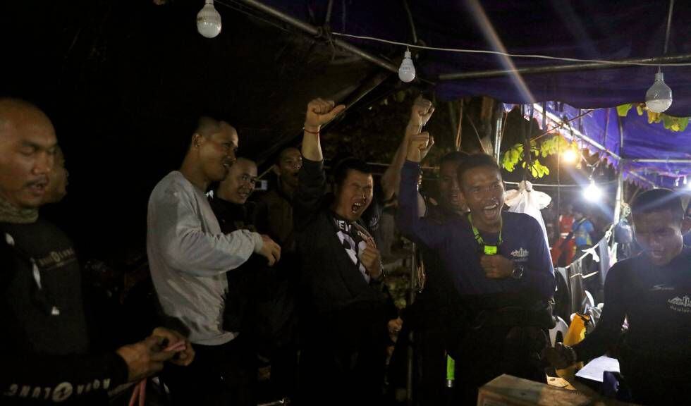 Membres de l'equip de rescat celebren aquest dilluns la troballa amb vida dels 13 desapareguts en una cova a Tailàndia.