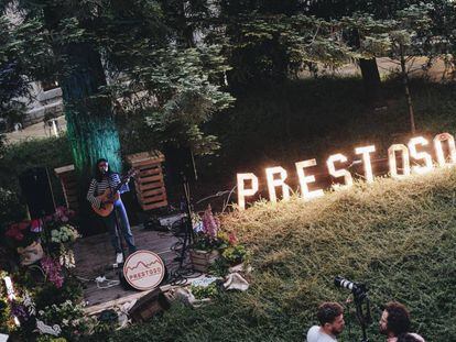 La artista gallega Marem Ladson actúa durante la jornada inaugural de la pasada edición del Prestoso Fest en el parador de Corias, en Cangas del Narcea (Asturias).