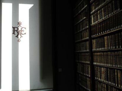 Juegos de luces y sombras en la biblioteca de la Real Academia Espa&ntilde;ola.