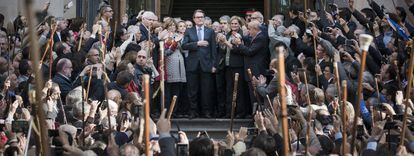 Artur Mas, arropado por miembros del Gobierno catalán en funciones, cientos de alcaldes (con sus bastones de mando) y otros dirigentes políticos, en el Tribunal Superior de Justicia de Cataluna, en Barcelona, en octubre de 2015.