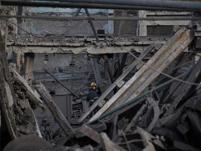 Un bombero en el interior de las instalaciones de la compañía de ferrocarriles bombardeadas en Kiev, este domingo.