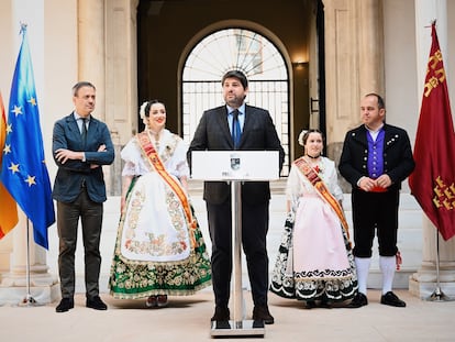 El presidente de la Región de Murcia, Fernando López Miras, recibe en el Palacio de San Esteban a las reinas de la Huerta y a sus damas de honor, dentro de los actos con motivo de las Fiestas de Primavera de Murcia, este lunes, en una imagen de la comunidad.