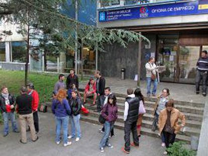 Un grupo de parados delante de una oficina de empleo en Vigo.