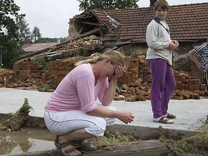 Una habitante de Jenesik nad Odrou llora por la muerte de seis caballos durante las inundaciones que asolan República Checa y que han dejado al menos nueve muertos