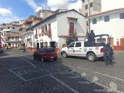 Elementos de la policía estatal hacen guardia en una calle del municipio de Taxco, el 22 de enero de 2024.