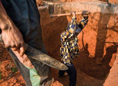 Gracias a las explotaciones mineras el pueblo conseguía subsistir, pero también el sistema político del centro de África se iba corrompiendo. Los congoleños podían ser pobres, estar malnutridos y carecer de educación, pero detrás de la guerra y la explotación del coltán estaban eficientes ministros, generales y políticos.