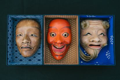 Algunas de las máscaras japonesas que ha elaborado el equipo de Arte para la serie 'Cuando nadie nos ve'.