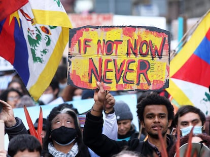 "Ahora o Nunca" reza una pancarta entre los miles que inundan las calles de Glasgow durante la COP26, en noviembre de 2021.