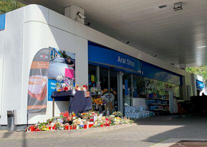 Flores en la gasolinera de Idar-Oberstein, donde fue asesinado un joven de 20 años. 