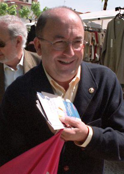 Santiago Abascal, repartiendo propaganda electoral en un mercadillo, en 2003.