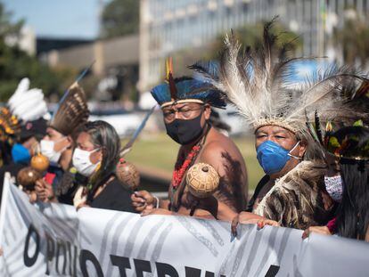 Indígenas de diversas etnias protestan frente al edificio del Congreso de Brasil, el pasado junio.