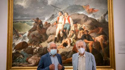 José Álvarez Junco y Juan Pablo Fusi (derecha), ante el cuadro 'Episodio de Trafalgar' (1862), de Francisco Sans Cabot, el pasado 17 de julio en el Museo del Prado.