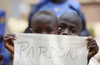 Niños enseñan los mensajes que le han escrito al papa Francisco durante su visita a un campo de refugiados en Bangui.
