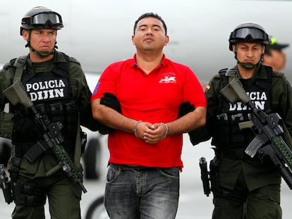 Jorge Luis Alfonso López es escoltado por la policía en la pista del aeropuerto después de llegar a Bogotá, Colombia, en agosto de 2012.