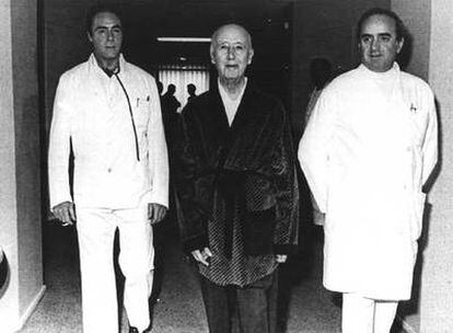 Franco, en el hospital, en julio de 1974, con los doctores Luis Teigell (izquierda) y Francisco Vaquero.