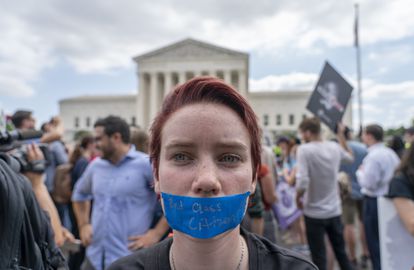 Una manifestante por el derecho al aborto con una cinta adhesiva en la boca que dice "Ciudadano de segunda clase" se manifiesta tras la decisión de la Corte Suprema de anular Roe v. Wade, en Washington, el 24 de junio de 2022. 